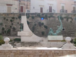 BISCEGLIE - Scoprimento nuova targa in onore di Nazario Sauro nella via omonima e Cerimonia deposizione corona monumento ai Caduti del Mare @ Monumento ai Caduti del Mare